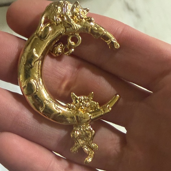 Vintage gold tone crescent moon with hanging cat jewelry component, celestial - Picture 4 of 5